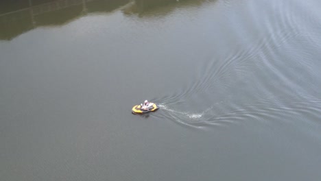 Touristen,-Die-Tagsüber-Jetski-Auf-Einer-Ruhigen-Meereslandschaft-Fahren