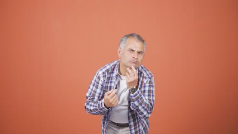 un hombre con arrugas y problemas en la piel es infeliz.