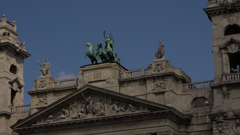 Statuen-Und-Türme-Auf-Dem-Dach-Des-Budapester-Justizpalastes