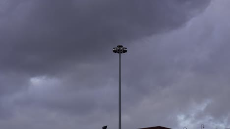 Zeitlupe:-Der-Sturm-Naht,-Ein-Lichtmast-In-Der-Bildmitte-Zittert-Unter-Dem-Heftigen-Wind