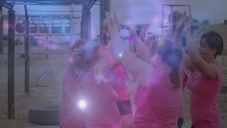 animación de puntos de luz sobre mujeres diversas en una carrera de obstáculos high fiving