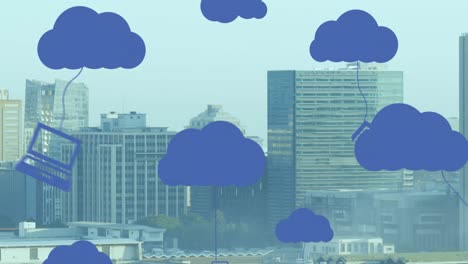 animación de nubes digitales con iconos tecnológicos flotando sobre el paisaje urbano.