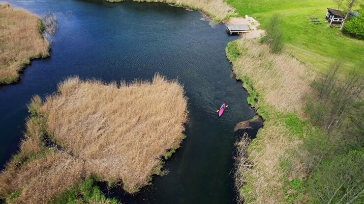 Un uomo solitario inizia a fare kayak su un fiume selvaggio, vista aerea