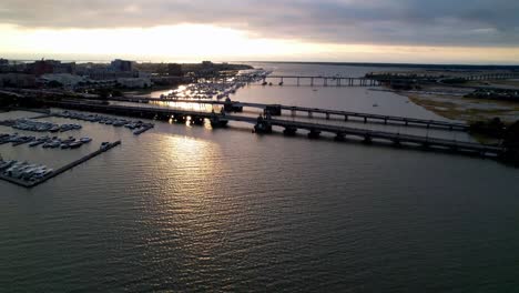 Ausziehbare-Antenne-Bei-Sonnenaufgang-Von-Den-Ashley-River-Bridges-In-Charleston,-South-Carolina