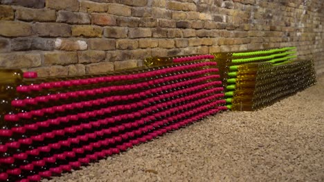dentro de una bodega de vino blanco de ladrillo colección de alcohol, bebidas productos exhibidos