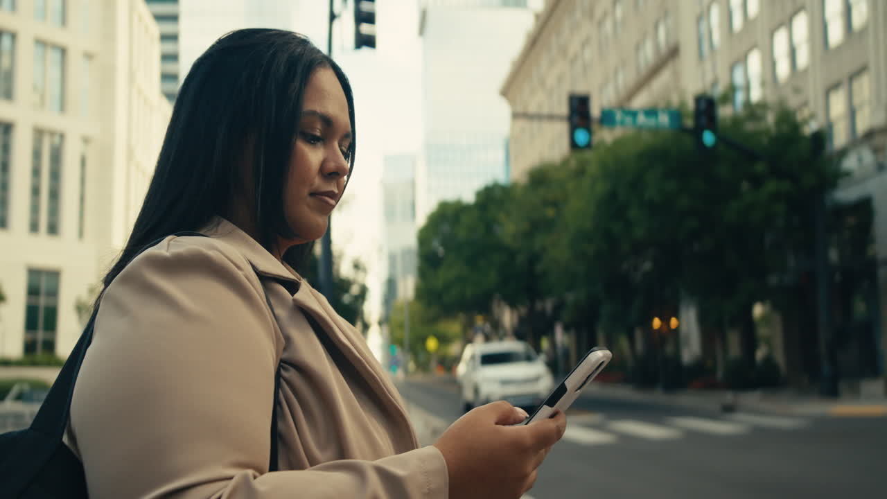 mujer usando teléfono inteligente en la ciudad