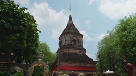 imágenes religiosas escénicas del paisaje cinematográfico de 4k del templo budista de wat lok moli en el casco antiguo de chiang mai, norte de tailandia en un día soleado