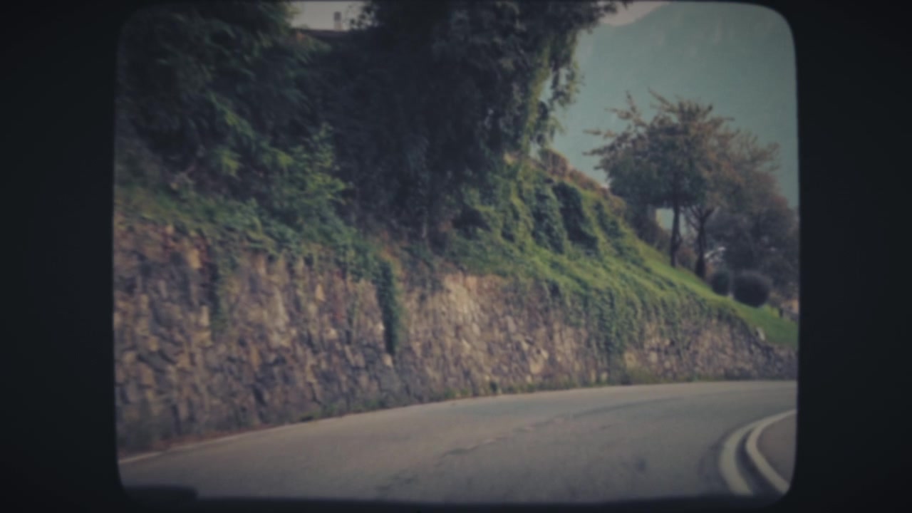 POV alla guida attraverso la campagna italiana