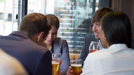 Eine-Gruppe-Von-Geschäftskollegen-Trifft-Sich-Nach-Der-Arbeit-In-Der-Bar-Zu-Getränken-Und-Geselligem-Beisammensein