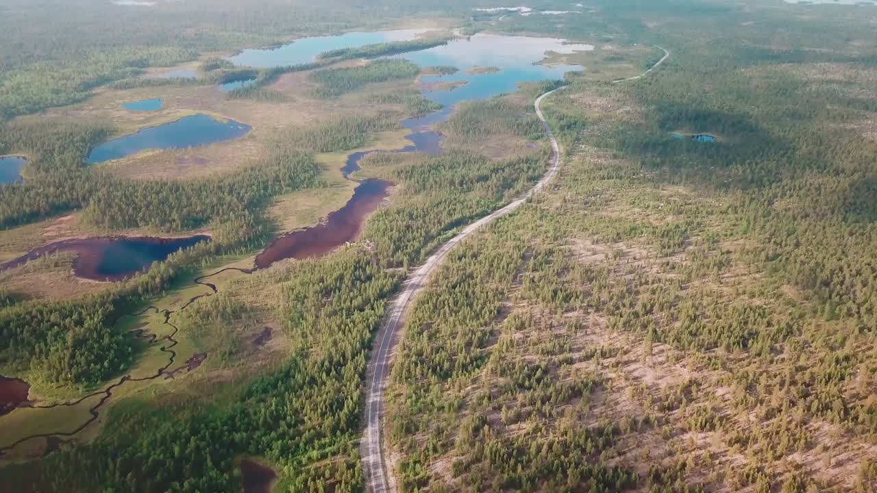핀란드 북쪽의 구불구불한 도로가 있는 대형 국립공원의 전방 경사