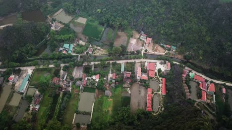 volando sobre resorts indicados por piscinas azules en la provincia de tam coc