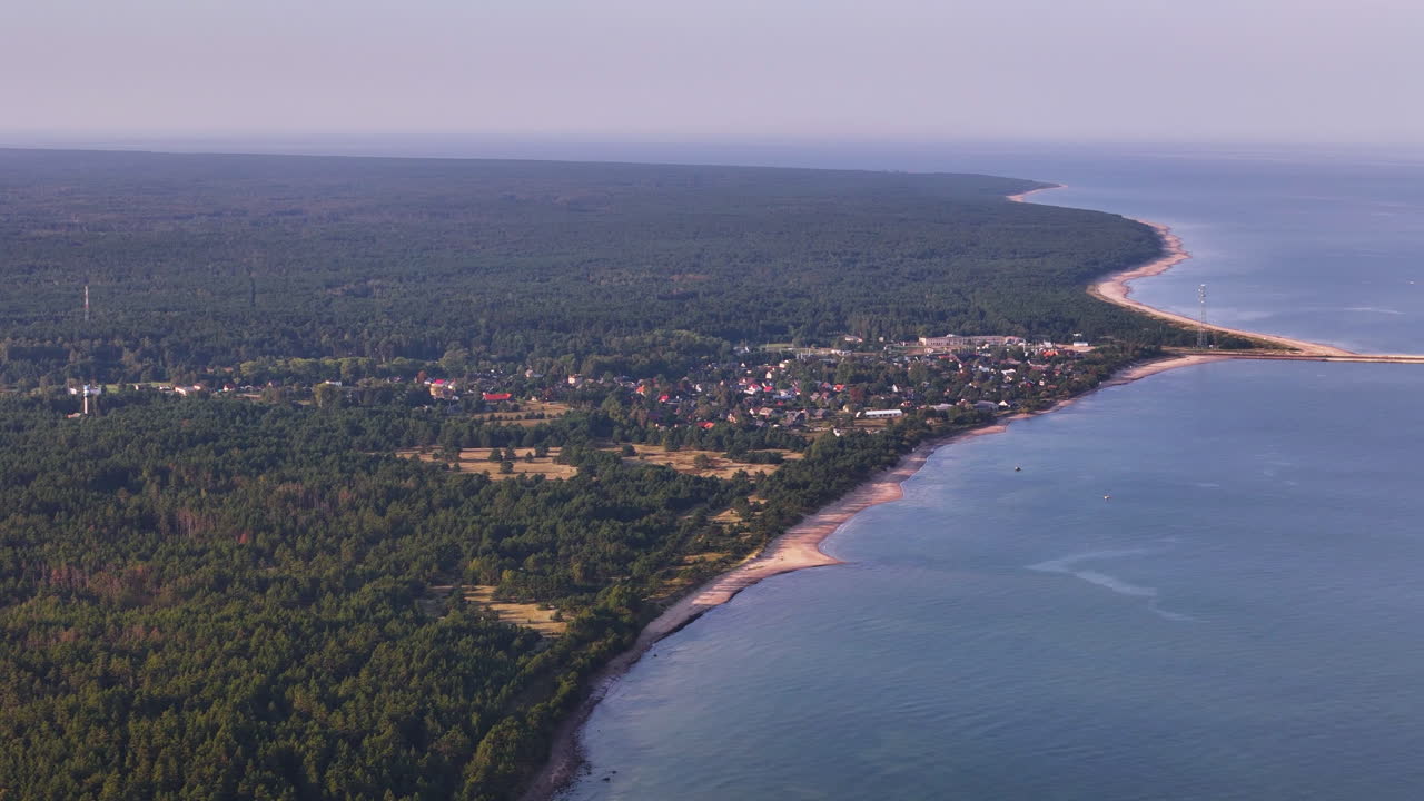 해안 마을의 공중 사진