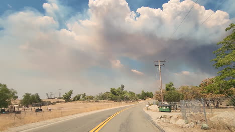 El-Coche-Acelera-Hacia-Los-Incendios-Forestales-A-Través-De-Un-País-Agrícola-Asolado-Por-La-Sequía