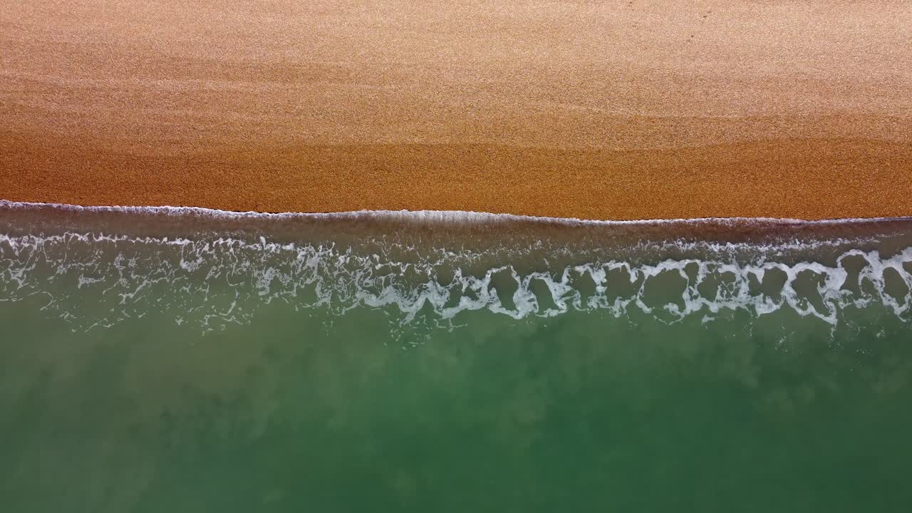 포크스톤 해변 조감도 어두운 모래가 바다 그라데이션 모래 해변 4k를 만납니다.