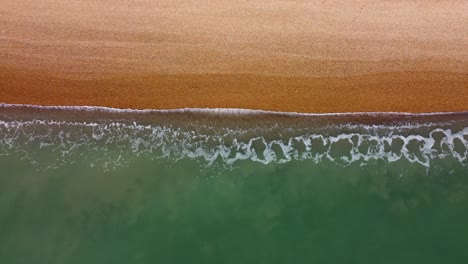 포크스톤 해변 조감도 어두운 모래가 바다 그라데이션 모래 해변 4k를 만납니다.