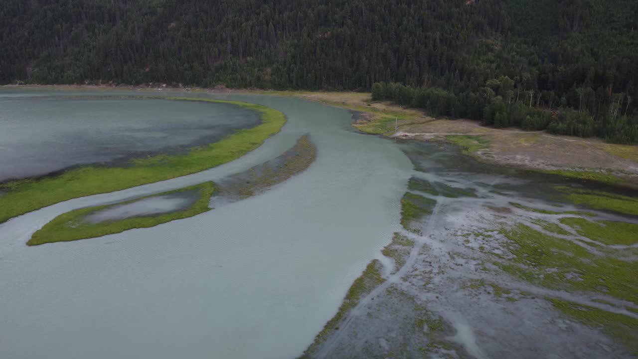 drone aéreo descendente con río ancho y árboles en valle profundo en canadá bc 4k