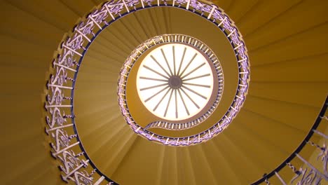 diseñada por el arquitecto inigo jones, la escalera de tulipanes se encuentra en greenwich en la famosa casa de las reinas