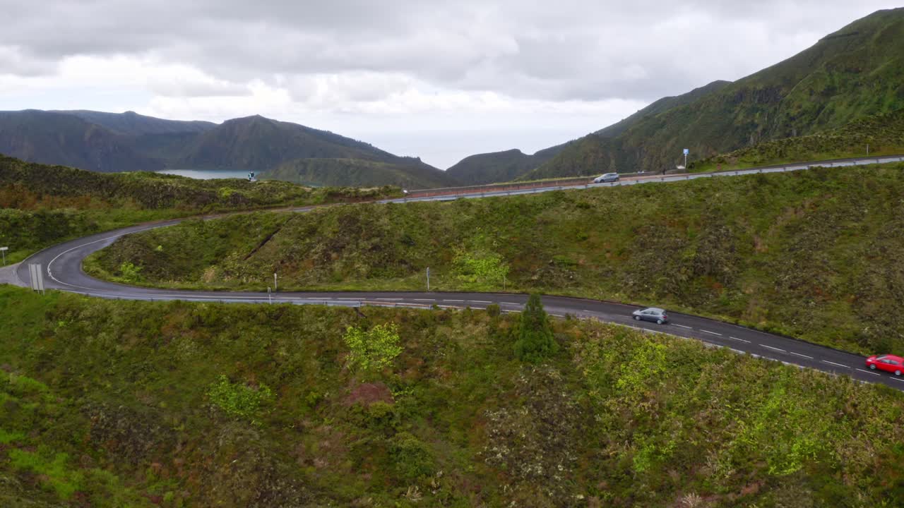 라고아 디 포고 호수 위의 구불구불한 도로에서 운전하는 자동차, 비행 전망