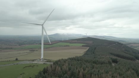 Parque-Eólico-En-El-Campo-De-Wexford-En-El-Sureste-De-Irlanda---Toma-Aérea-De-Drones