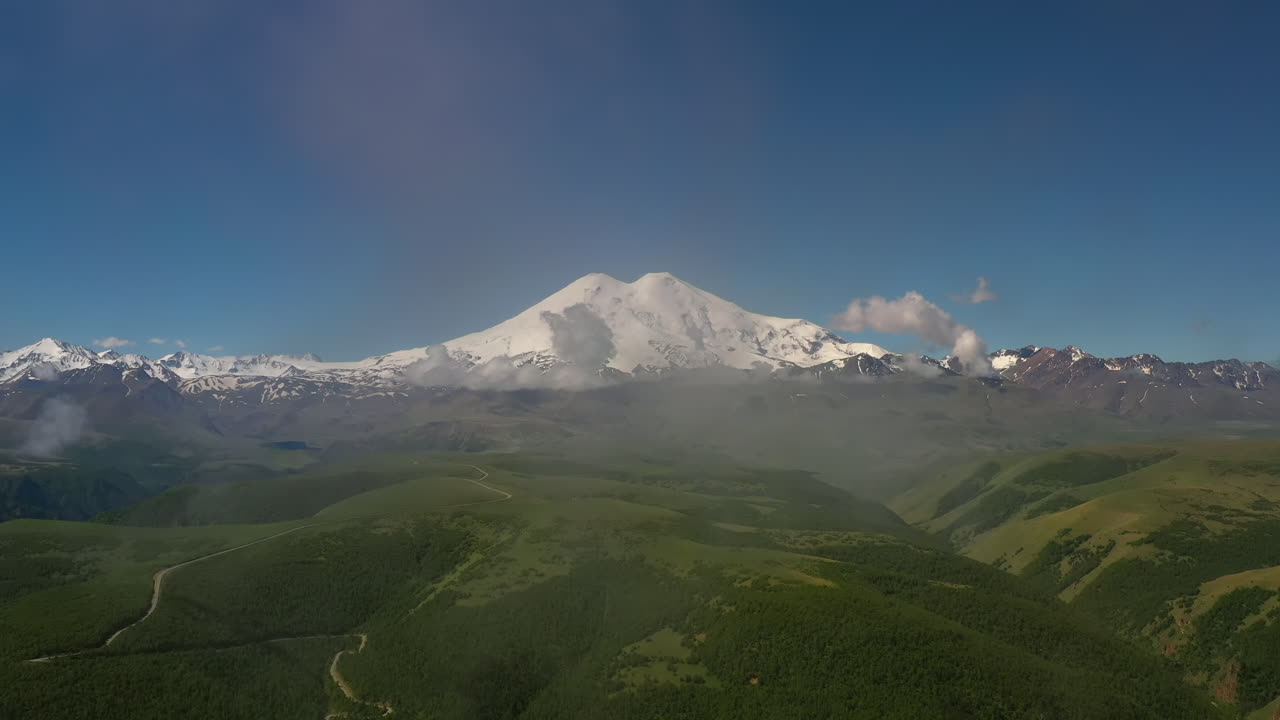 región de elbrus. volando sobre una meseta montañosa. hermoso paisaje de naturaleza. el monte elbrus es visible en el fondo.