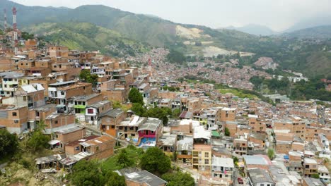 drone volando lejos de la comuna 13