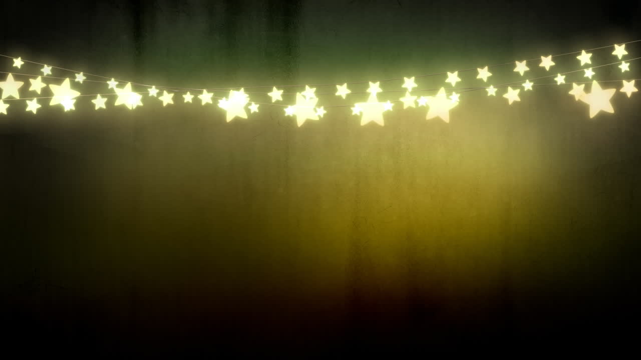 una cadena de luces de hadas por la noche