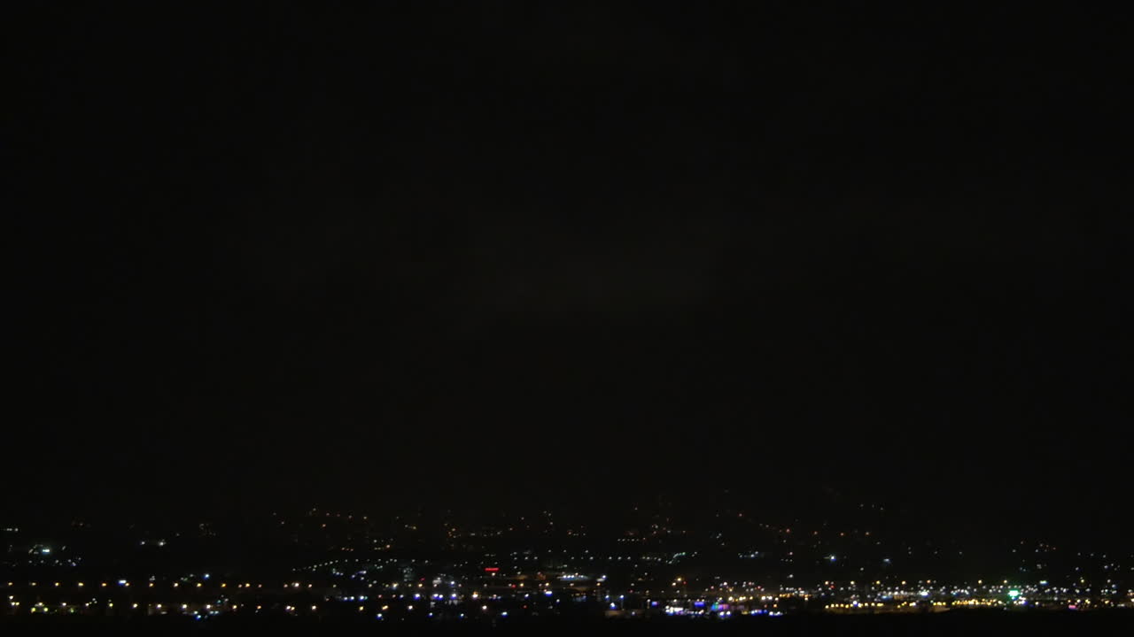 하늘과 도시는 밤에 번개로 가득 차 있습니다.