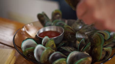 Slowmo---Gente-Comiendo-Un-Plato-De-Mejillones-De-Concha-Verde-De-Nueva-Zelanda-Recién-Capturados-En-Un-Barco