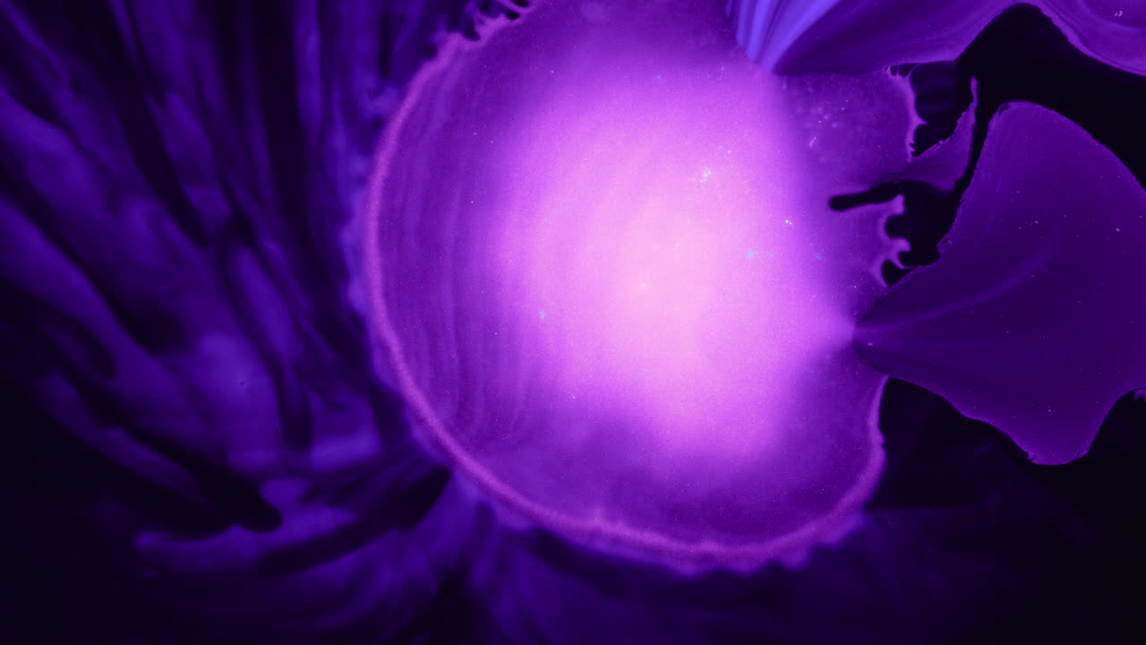 фиолетовая жидкость вытекает - органический фиолетовый абстрактный эффект жидкости