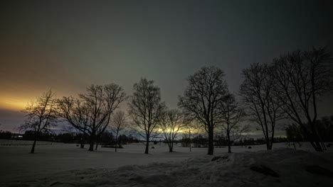 noche nublada invierno timelapse con clous iluminado