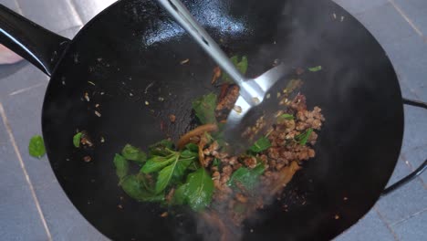 salteado de cerdo picado con albahaca sagrada-1