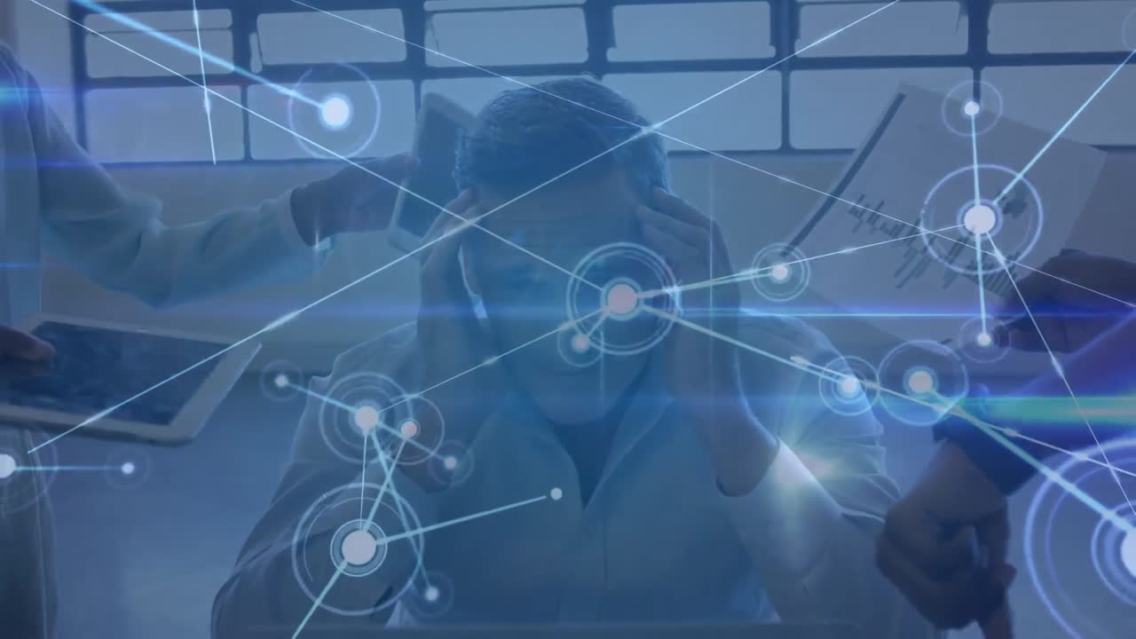 머리가 아프는 다양한 비즈니스 아이템으로 둘러싸인 백인 사업가의 애니메이션