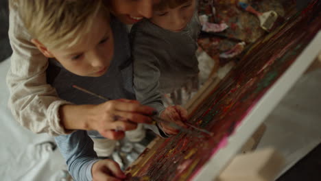 niños que crean obras de arte en la escuela