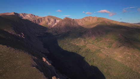 Cinematográfico-Aéreo-Zumbido-Mañana-Amanecer-Denver-Chicago-Lagos-Monte-Evans-14er-Frente-Estribaciones-Montañas-Rocosas-I70-Idaho-Manantiales-Hoja-Perenne-Paso-De-India-Eco-Lago-De-Montaña-Salida-De-La-Luna-Movimiento-Circular