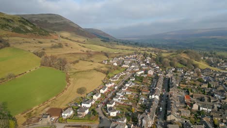 filmische luftaufnahmen von sedbergh village, dem idealen ort für einen ausflug zu jeder jahreszeit