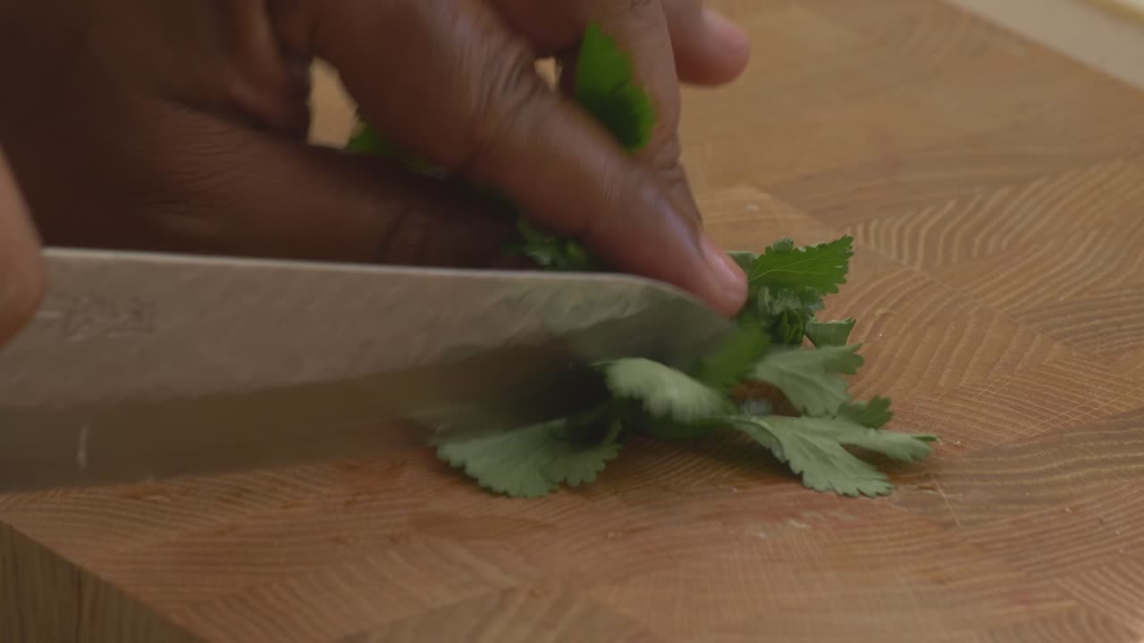 cortando hojas de cilantro para el ceviche peruano