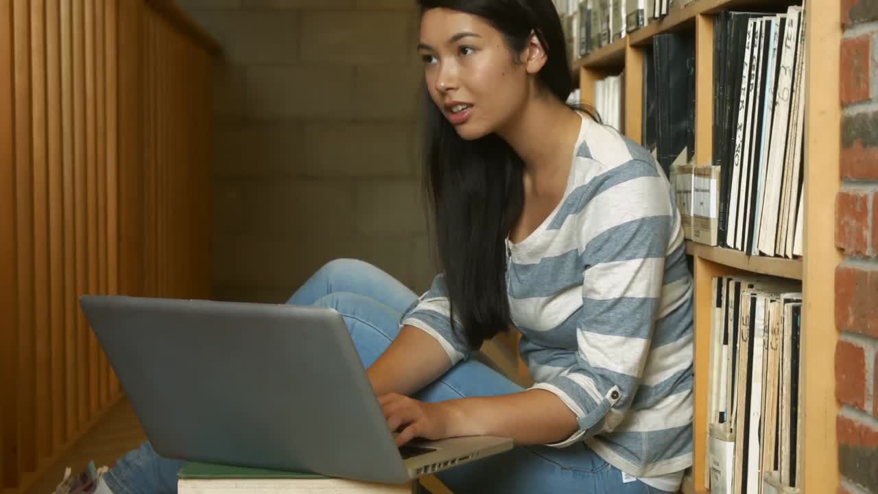 estudiante leyendo un libro en la biblioteca
