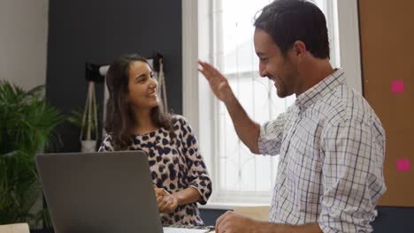 profesionales creativos de la generación del milenio trabajando en una oficina creativa