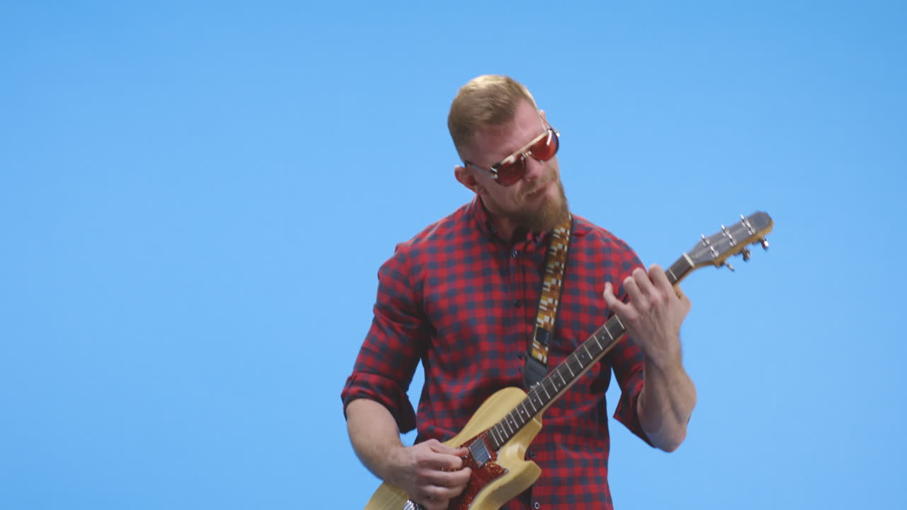 hombre tocando la guitarra eléctrica