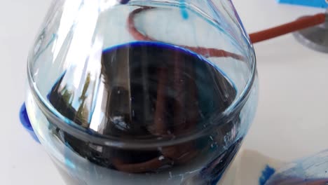 cerrar filtración de solución líquida azul coomassie en matraz de vidrio