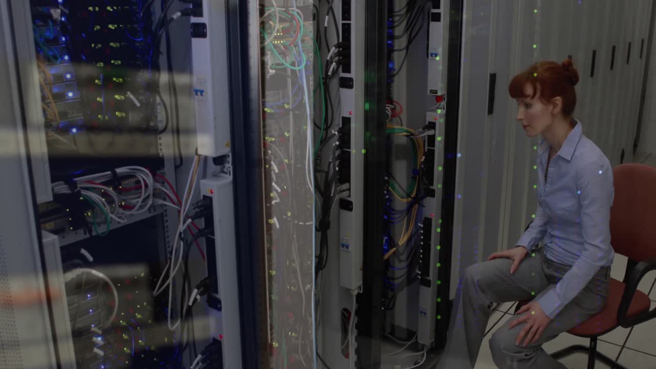 animación de procesamiento de datos contra ingeniera caucásica que trabaja en la sala de servidores