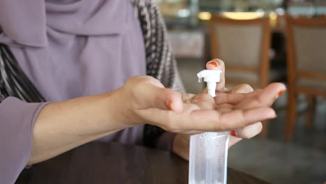 mujer aplicando desinfectante para manos