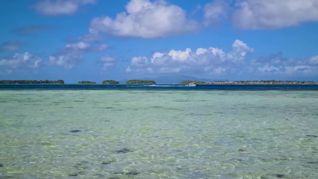 フランス領ポリネシア、ボラボラ島のラグーンのタイムラプス。浅瀬、ボート、モツの小島にある高級リゾート。
