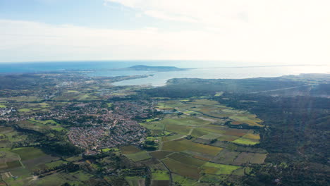 campos de viñedos pueblo francés en la costa mediterránea thau sete aéreo