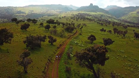 volar sobre los excursionistas en senderos aislados en el parque nacional del monte elgon en kenia, áfrica oriental