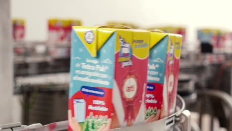 cajas de leche en la fábrica de leche