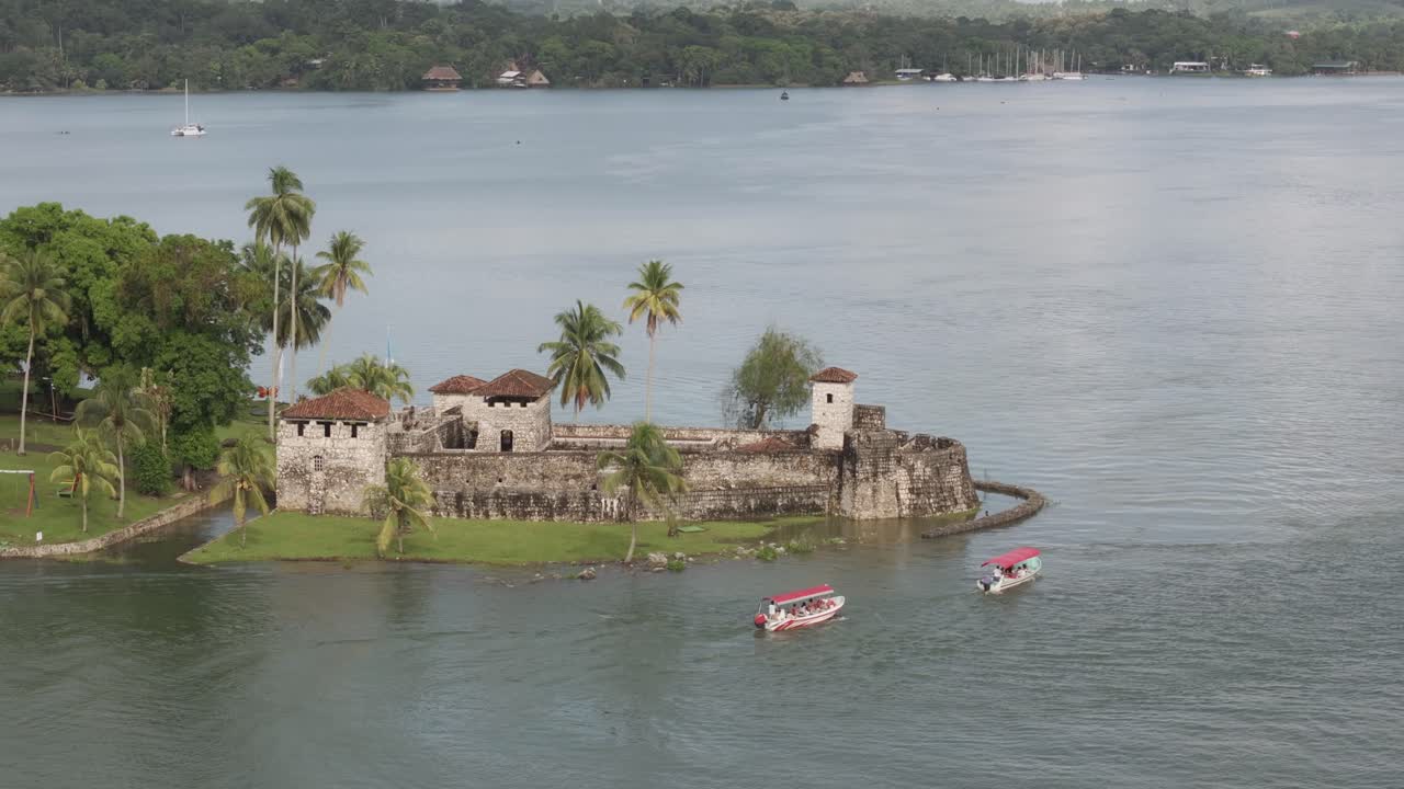 Veneet risteilemässä lähellä Castillo de San Felipe de Laraa Rio Dulcessa, ilmakuva