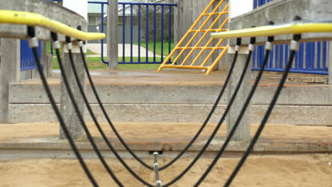 Seil--Oder-Kettenbrücke-Auf-Einem-Kinderspielplatz-Am-Strand