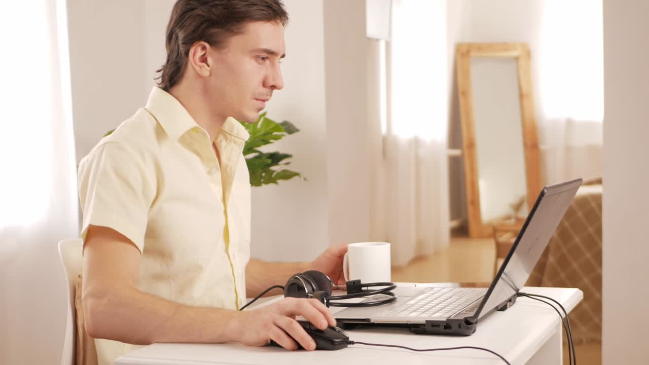 joven en casa trabaja con computadora portátil, criptomoneda, mercado de valores. desayuno matutino, café, chequeo de noticias