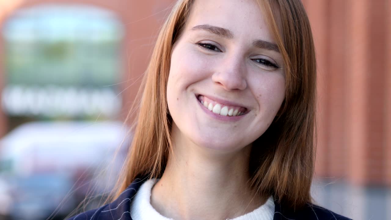 joven aplaudiendo por el equipo, aplaudiendo